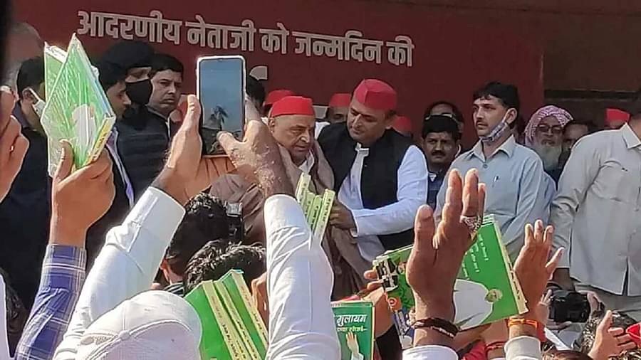 SP कार्यालय में कार्यकर्ताओं संग मुलायम सिंह ने मनाया जन्मदिन शिवपाल भी सैफई में करा रहे हैं दंगल