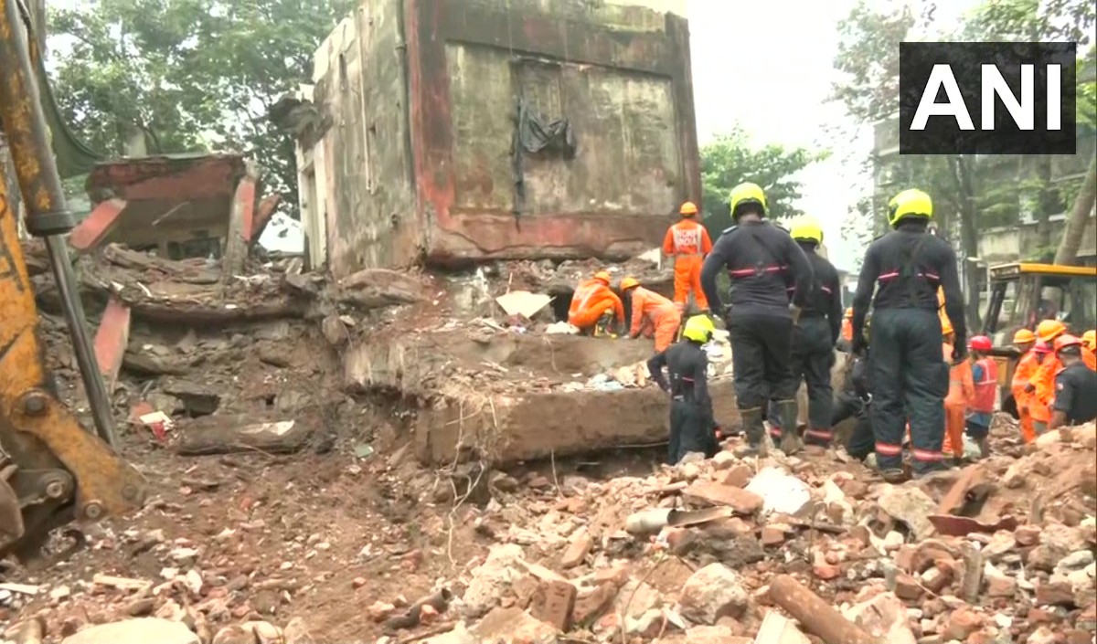 मुंबई के कुर्ला में चार मंजिला इमारत ढही 12 लोगों को मलबे से निकाला 10 लापता