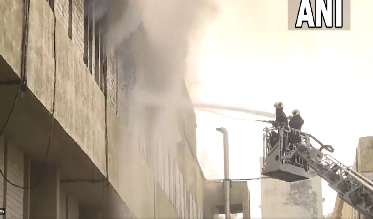 मुंबई के विले पार्ले में LIC कार्यालय में लगी आग किसी के हताहत होने की सूचना नहीं