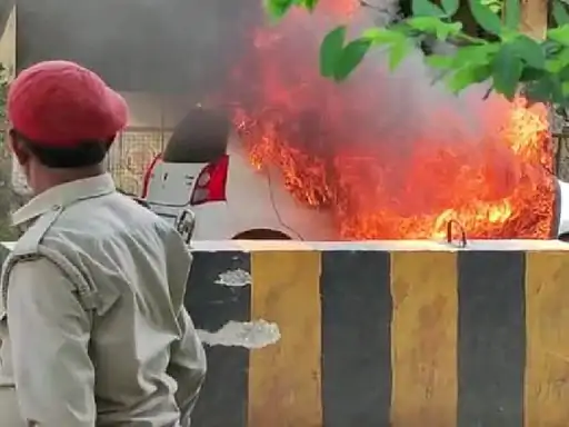 मुरादाबाद में धूं धूं कर जलने लगी कार ​​​​​​​पीली कोठी चौराहे पर कार में लगी आग महिलाओं ने भागकर बचाई जान
