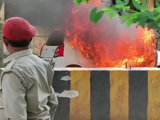 मुरादाबाद में धूं धूं कर जलने लगी कार पीली कोठी चौराहे पर कार में लगी आग महिलाओं ने भागकर बचाई जान