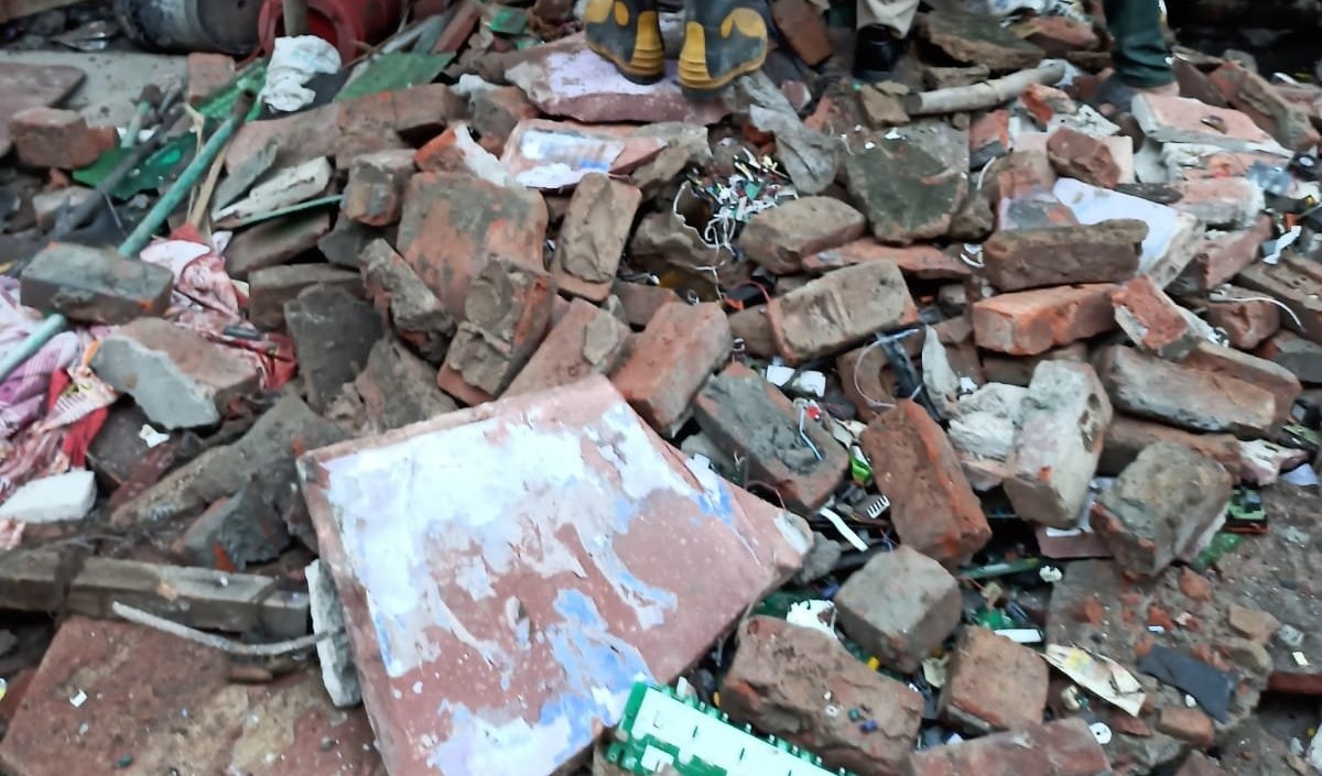 दिल्ली के मुस्तफाबाद में गिरी तीन मंजिला इमारत