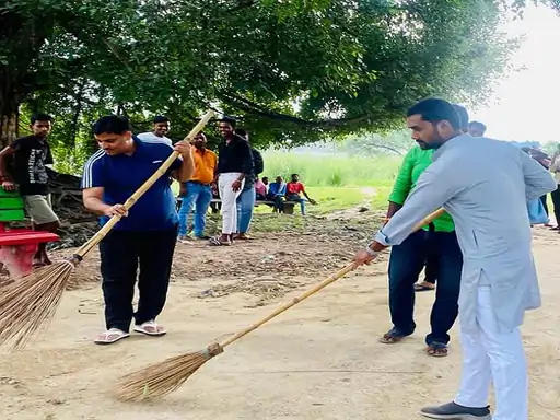 आजमगढ़ में सफाई करने सड़क पर उतरे सांसद निरहुआ