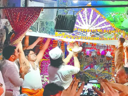 नवरात्रि में तीज के दिन होने वाली प्रसिद्ध चद्दर आरती देखने के लिए उमड़ता है भक्तों का सैलाब