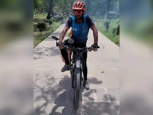 पर्यावरण संरक्षण का संदेश देने के लिए प्रयागराज पहुंचे घुटनों में 38 टांके लगे होने के बाद भी नहीं रुके कदम