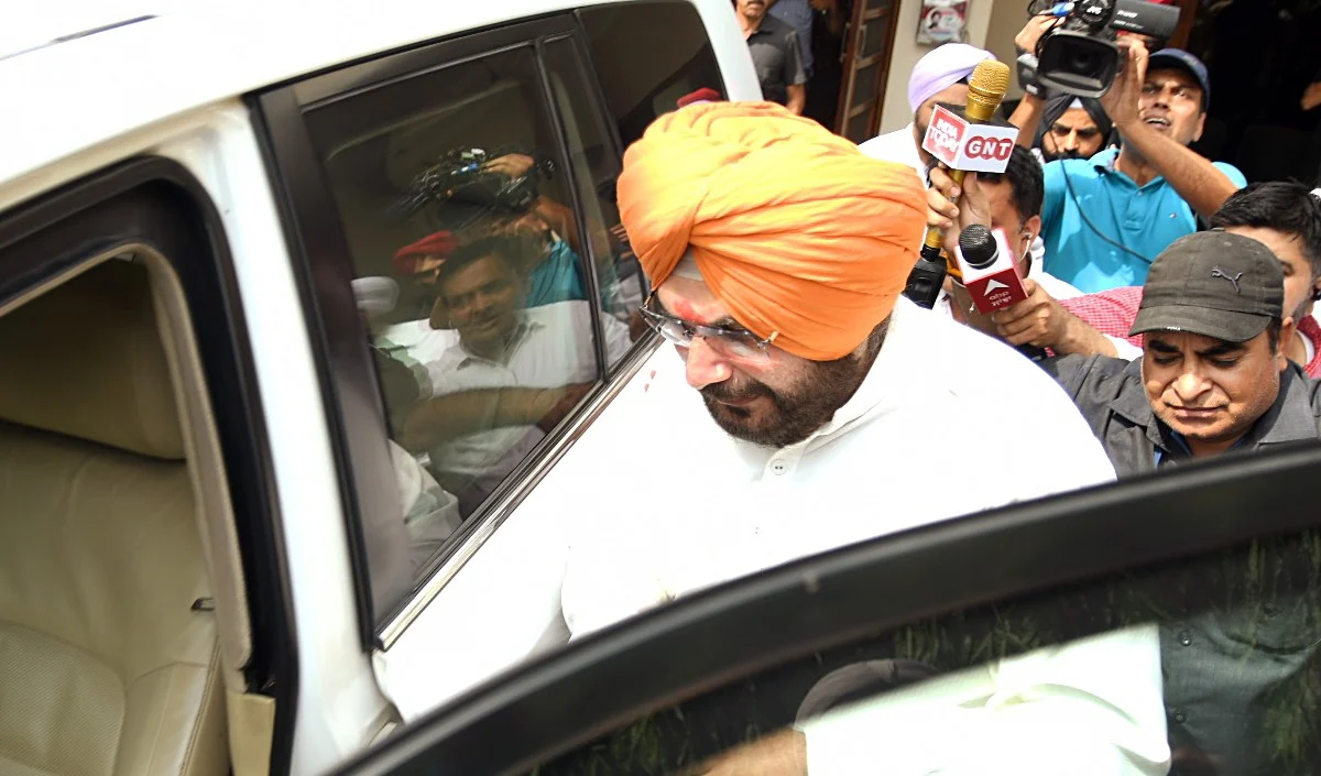 नवजोत सिंह सिद्धू का पटियाला कोर्ट में आत्मसमर्पण कांग्रेस आलाकमान के कमेंट पर सबकी निगाहें