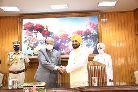 चरणजीत सिंह चन्नी ने पंजाब के मुख्यमंत्री के तौर पर शपथ ली पंजाब के राज्यपाल बनवारीलाल पुरोहित ने शपथ दिलाई