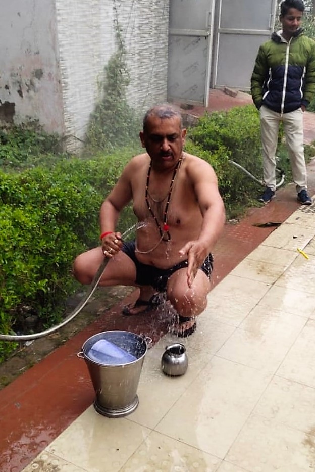 कानपुर में करते हुए सत्याग्रह विधायक नहाने लगे:गांधी प्रतिमा के पास बोले- हमारे विधायक इरफान को भाजपा ने झूठे मुकदमे में भेजा जेल 