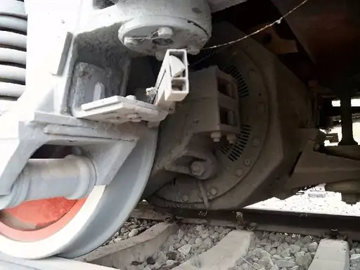 ट्रेन के इंजन के नीचे बैठकर सफर 190 KM दूर तक आया