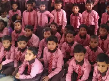 नई किताबें आईं नहीं प्रमोट हुए बच्चों से लेकर काम चला रहे स्कूल अधिकारी भी इन व्यवस्था के आगे सरेंडर