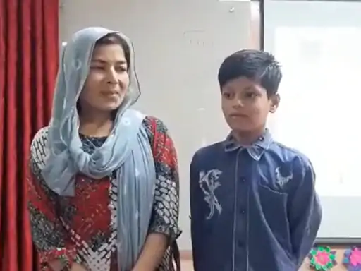 बरेली में ऑटो मैकेनिक के बेटे को मिला 5 लाख रुपए से भरा बैग मां-बेटे ने मालिक को लौटाया