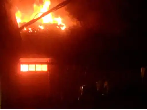 झांसी में आधी रात वकील के घर में लगी आग