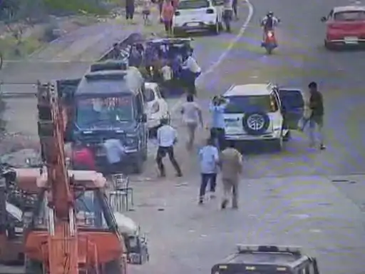 पुलिस के सामने डंडा निकाला पीटा भाग गए मेरठ में टोल पर शातिरों ने तोड़ी एंबुलेंस मारपीट देखती रह गई पुलिस