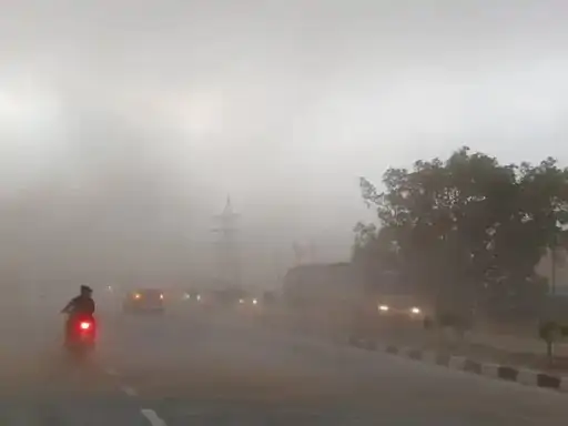 कानपुर... अचानक आई तेज आंधी शहर पर छाया धूल का गुबार विजिबिल्टी 5 मीटर से भी कम हुई