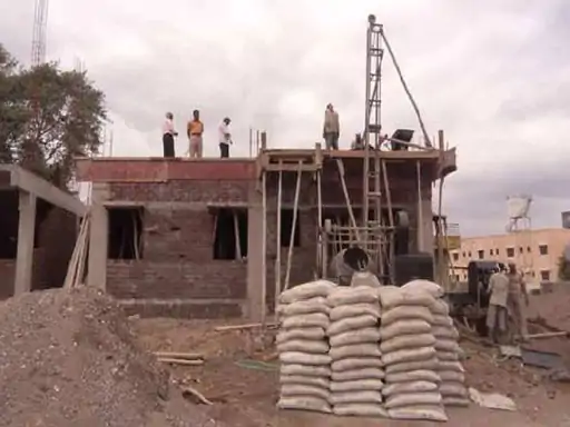 ओवरलोडिंग बंद होने से 1600 रुपए तक महंगी हुई मौरंग सरिया और सीमेंट खरीदने का सही मौका