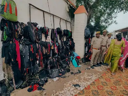 CM योगी की सुरक्षा में चूक जौनपुर में काफिले के सामने आए युवक ने दिखाए काले कपड़े