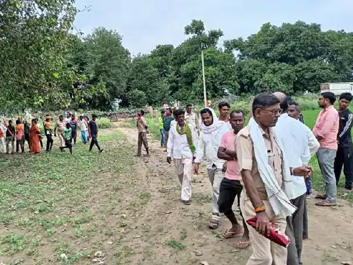 चार दिन से पेड़ पर चढ़ा युवक कड़कती बिजली और बरसते पानी में भी पेड़ बना आशियाना