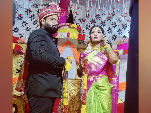 यूपी की बहू बनीं नेहा सिंह राठौर यूपी में का बा गाने से चर्चा में आईं थीं अंबेडकरनगर के हिमांशू से की शादी