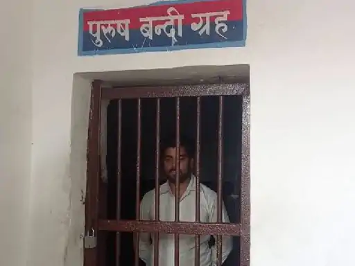 मैनपुरी के महिला थाने में पुलिसकर्मी से भिड़ा युवक बचाने आई महिला सिपाही को भी धकेला