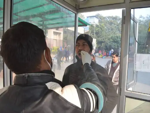 प्रदेश में टॉप पर नोएडा में फैला कोरोना संक्रमण