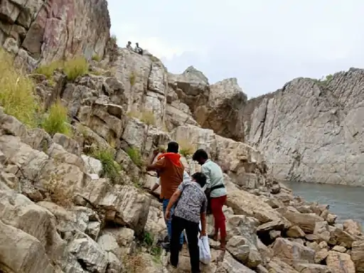 भेड़ाघाट में छात्रा डूबी बचाने में छात्र-टीचर बहे इंस्टाग्राम रील बनाते वक्त बिगड़ा बैलेंस जो रोक रही थी उसकी मौत