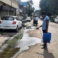 कानपुर नगर निगम नालों में पैदा होने वाले डेंगू के लार्वा को रोकने के लिए यूज कर रहा ऑयल