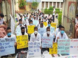 IMS-BHU के नर्सिंग कॉलेज के छात्र धरने पर नर्सिंग के छात्रों के अड़ियल रुख से सर सुंदरलाल अस्पताल की व्यवस्था पर पड़ रही चोट
