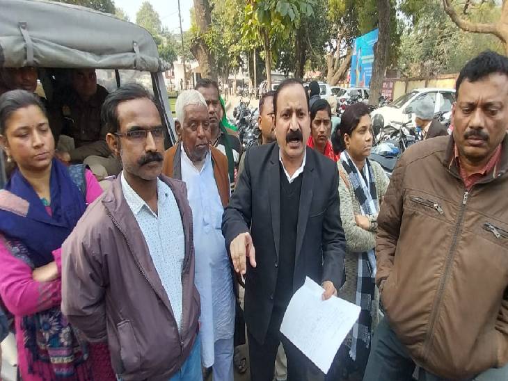 कानपुर:PSIT के 60 छात्रों की बिना पूछे बदल दी ब्रांच,कॉलेज के अंदर बच्चों से मोबाइल छीन OTP ली, कानपुर में पुलिस कमिश्नर ऑफिस पर प्रदर्शन