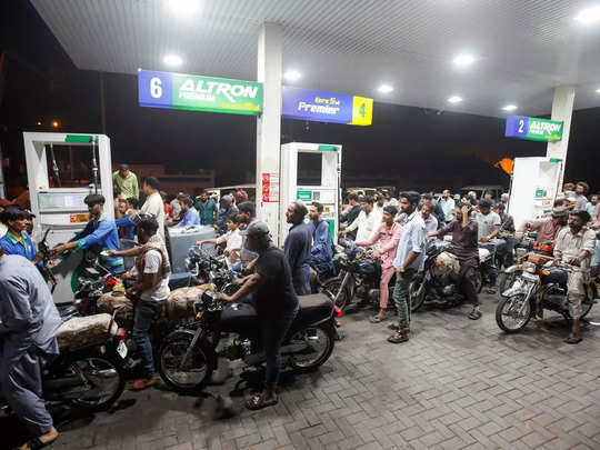 Pakistan: फिर पेट्रोल पंप की ओर दौड़े पाकिस्तानी, घंटों लाइन में कर रहे इंतजार