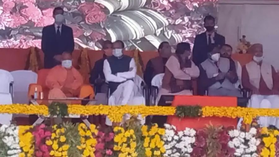 रायबरेली में सीएम योगी के साथ मंच पर मौजूद कांग्रेस विधायक राकेश सिंह BJP में हो सकते हैं शामिल