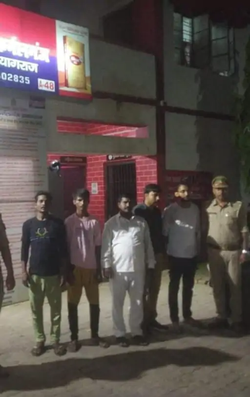 आपत्तिजनक होर्डिंग लगाने पर प्रिंटिंग प्रेस मालिक सहित पांच गिरफ्तार