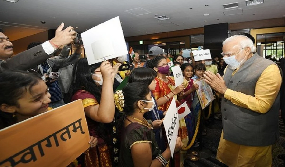 प्रधानमंत्री मोदी दो दिवसीय यात्रा पर पहुंचे जापान तिरंगा लेकर लोगों ने किया स्वागत