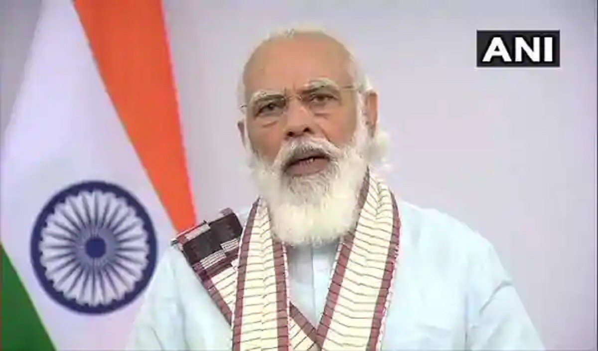 पीएम मोदी पहुंचे करोल बाग के संत रविदास विश्राम धाम मंदिर महिलाओं संग कीर्तन में बजाया मंजीरा