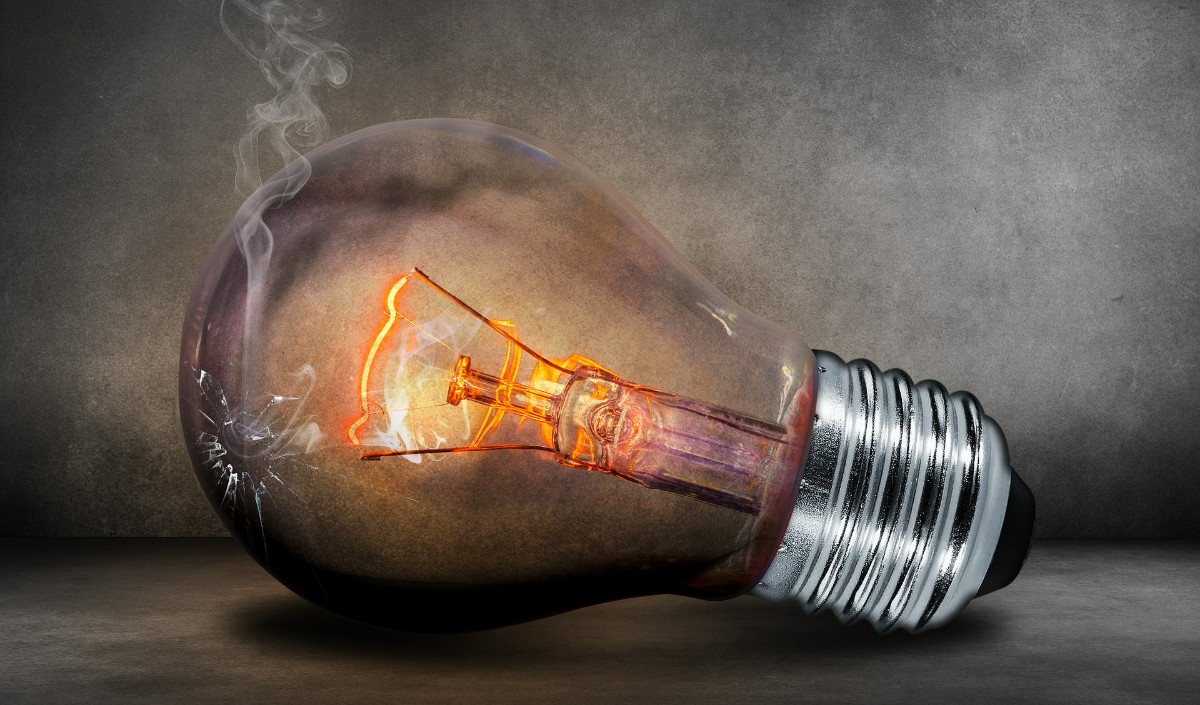 आसमान से बरसती आग के बीच होगी बिजली गुल कोयले की कमी से उभरा संकट अस्पतालों- मेट्रो की सेवा को किया जा सकता है बंद