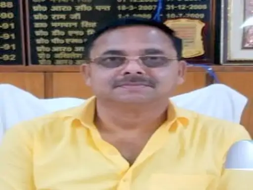 UP: डॉ. प्रकाश चंद्र सक्सेना आज लेंगे आयुर्वेद निदेशक का चार्ज, एडमिशन घोटाले में सोमवार को निलंबित किए गए थे एसएन सिंह