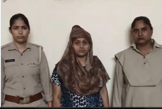 सूटकेस में प्रेमी की लाश भरकर निकली प्रेमिका गिरफ्तार 4 साल से लिव-इन में रहते थे दोनों