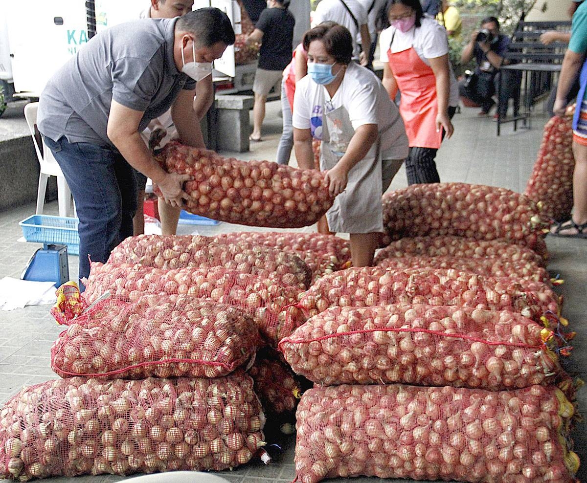 फिलीपींस में चिकन से तीन गुना प्याज महंगी:1 किलो की कीमत 900 रुपए, आ रही चीन से तस्करी होकर 