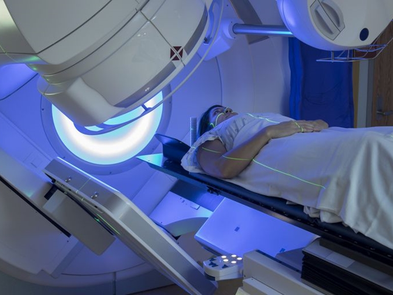 Cancer New Treatment: सुरक्षित और बिना दर्द वाली रेडियोथेरेपी का इंसान पर ट्रायल शुरू