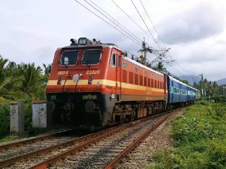 Lucknow: होली के बाद ट्रेनों में भीड़ बढ़ी, जनरल डिब्बा बना स्लीपर, महिला कोच पर पुरुषों का कब्जा