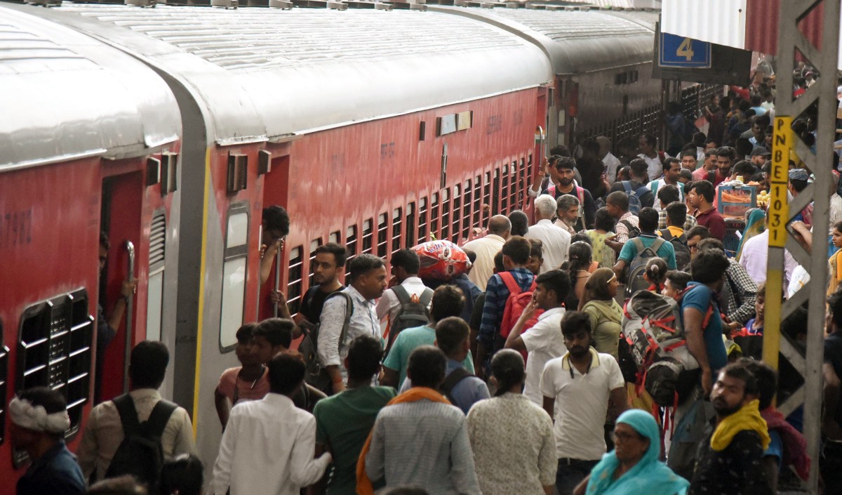 रेलवे में 2014-15 से लेकर अब तक ट्रेनों में टक्कर के 25 आग लगने के 33 हादसे हुए: सरकार