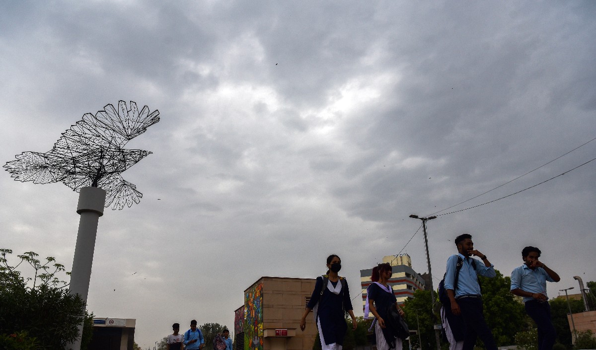 उमस भरी सुबह दिल्ली में बादल छाए रहने और हल्की बारिश की संभावना