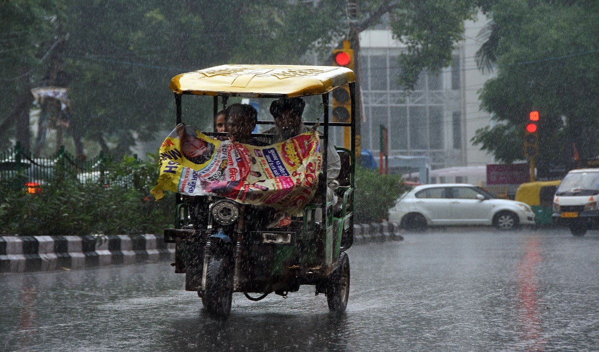 दिल्ली में वीकेंड पर मौसम हुआ सुहाना जमकर हुई बारिश कई राज्यों में भी अलर्ट जारी