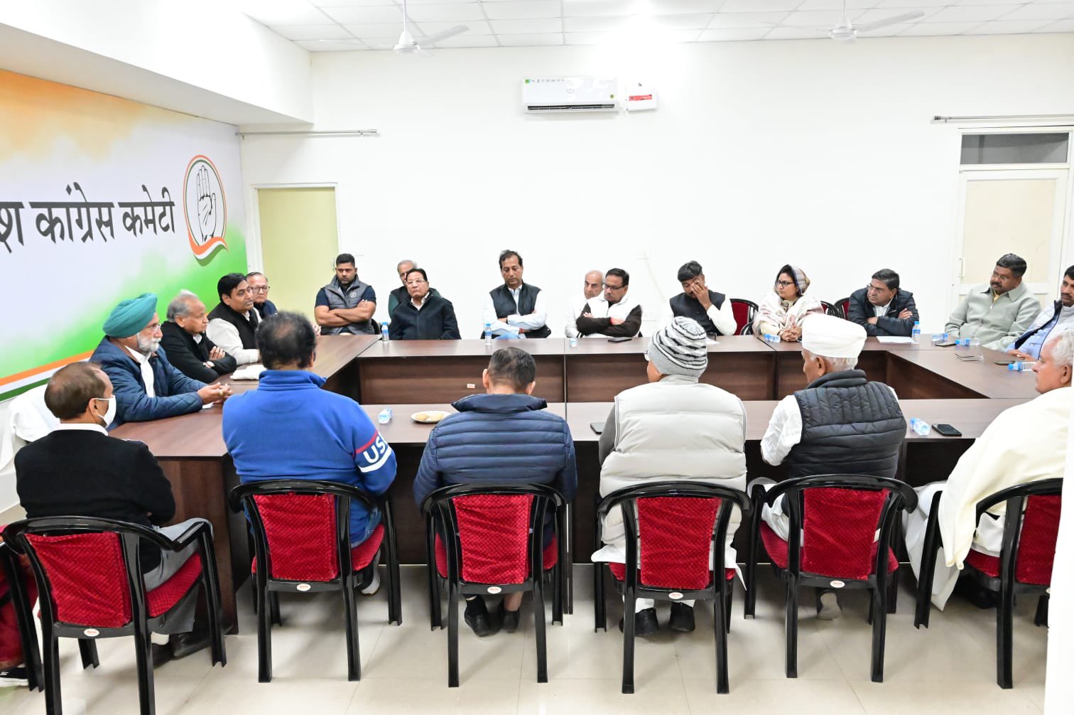 कांग्रेसी नेता राजीव गांधी की तर्ज पर घरों तक पहुंचेंगे:कांग्रेस का लोगों से जुड़ने का फार्मूला, हर घर पहुंचकर लोगों की समस्याएं नेता सुलझाएंगे 