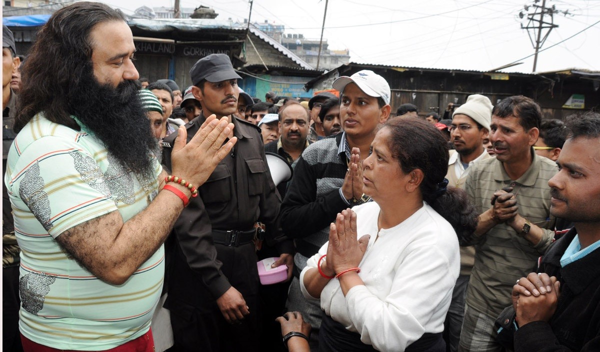 राम रहीम की एक झलक पाने के लिए पागल हो रहे लोग दीवानगी में एक महिला ने उठाया ऐसा कदम