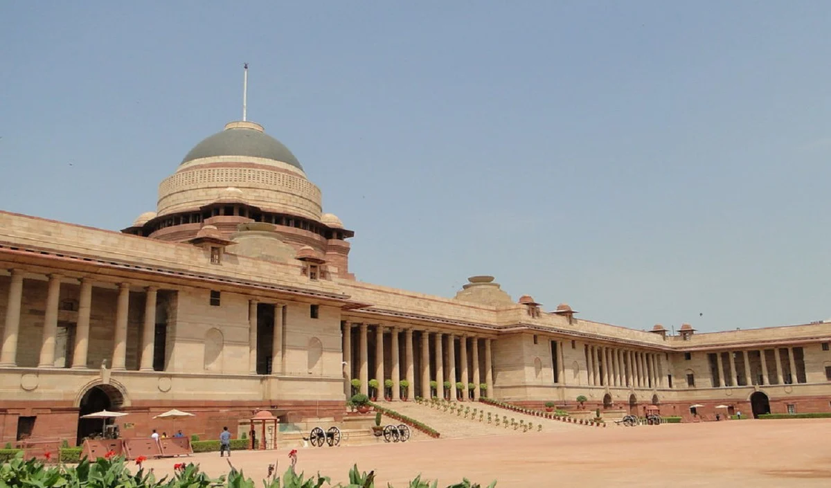 राष्ट्रपति भवन में ट्रैकिंग डिवाइस से बंधी हुई चील मिलने से मचा हड़कंप सुरक्षा एजेंसियां हुईं अलर्ट