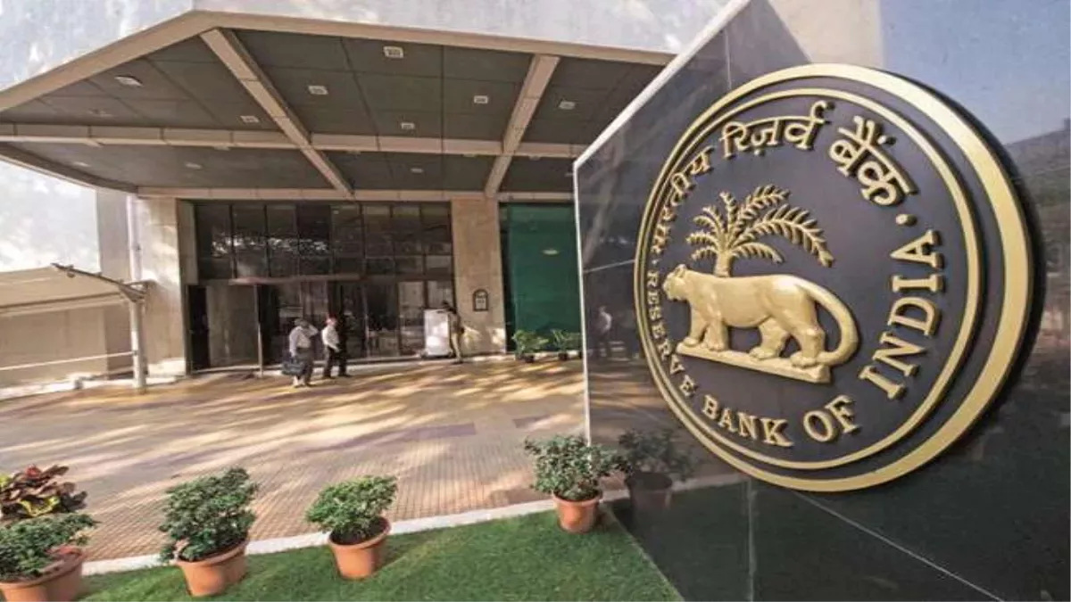 New Delhi: RBI के 535 करोड़ रुपये नकद ले जा रहा कंटेनर ट्रक चेन्नई में हुआ खराब, सुरक्षा कर रही पुलिस