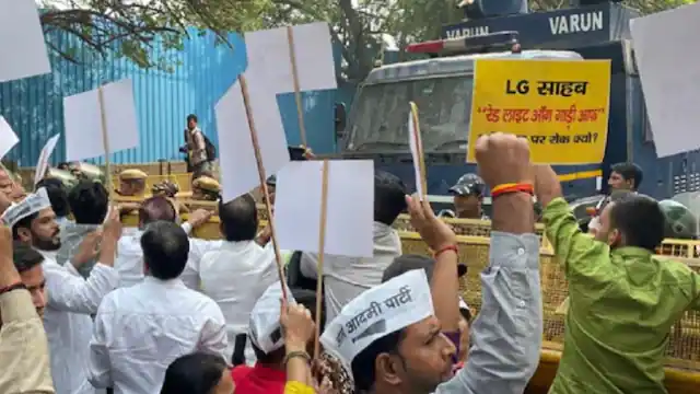 रेड लाइट ऑन, गाड़ी ऑफ अभियान को लेकर AAP का प्रदर्शन, पार्टी कार्यकर्ताओं ने LG सक्सेना के खिलाफ की नारेबाजी