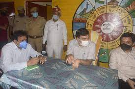 कानपुर...आधी रात डेंगू प्रभावित गांव पहुंचे डीएम बुखार पीड़ित लड़की ने पूछा- 10 लोग मर गए, अब क्यों आए