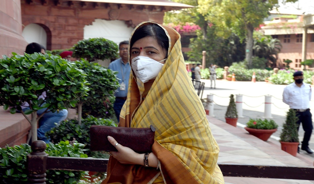 भाजपा सांसद रीति पाठक ने आखिर क्यों पहनी काली साड़ी