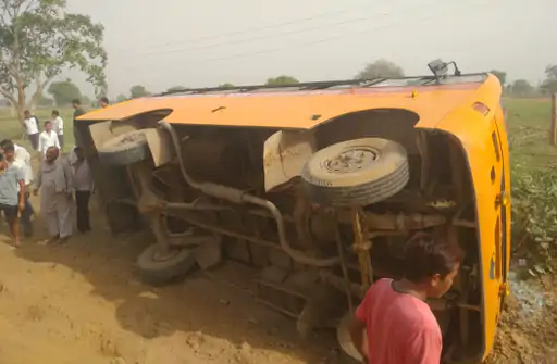 कच्ची सड़क पर तेज रफ्तार स्कूल बस पलटी मासूम बच्चों में मची चीखपुकार ग्रामीणों ने किया सुरक्षित रेस्क्यू